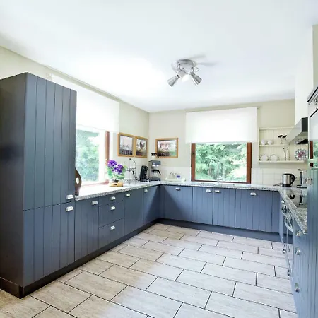 Luxurious In With Garden Offering Mountain Views